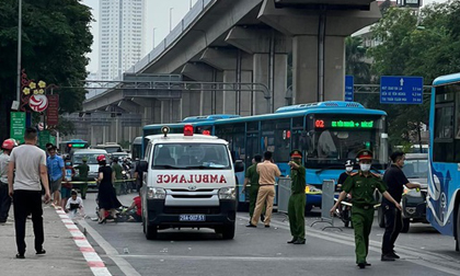 Hà Nội: Xe máy điện chở 3 trẻ nhỏ va chạm với ô tô, 1 bé tử vong thương tâm