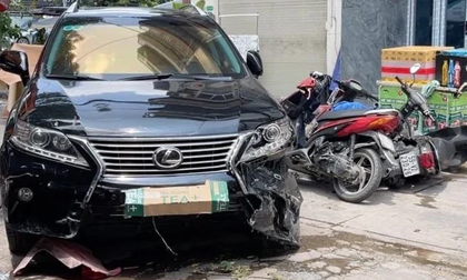 TP.HCM: Ô tô Lexus lao qua giải phân cách, tông liên hoàn hàng loạt xe máy