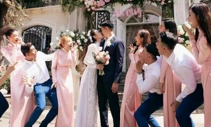 Minh Hằng khoe loạt ảnh hiếm hoi trong lễ ăn hỏi, khoảnh khắc 'khóa môi' ông xã gây sốt