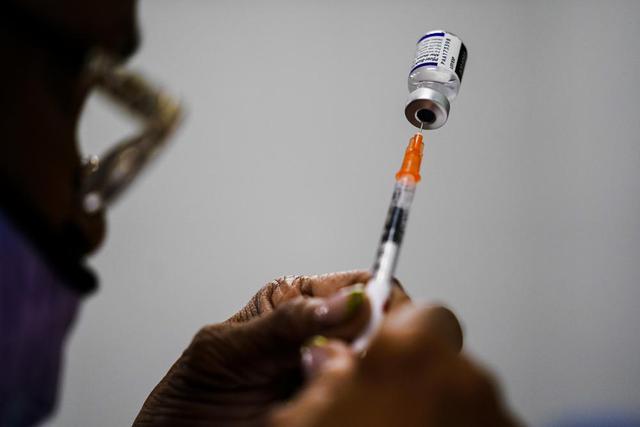 Mỹ tăng cường nỗ lực ra đời vaccine Covid-19 thế hệ mới cho mùa thu tới - Ảnh 1.