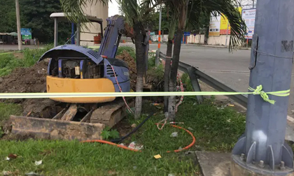 TP.HCM: Dùng xe múc cứu đồng nghiệp bị đất vùi lấp, không may làm nạn nhân tử vong
