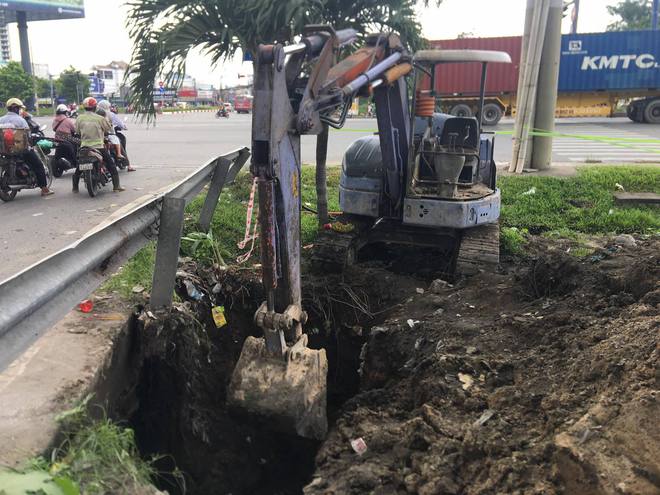 TP.HCM: Dùng xe múc cứu đồng nghiệp bị đất vùi lấp, không may làm chết nạn nhân - Ảnh 1. TP.HCM: Dùng xe múc cứu đồng nghiệp bị đất vùi lấp, không may làm chết nạn nhân - Ảnh 1.
