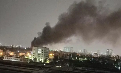 Hà Nội: Nhà xưởng rộng hàng trăm m2 bùng cháy giữa trời mưa lớn, cảnh sát điều 8 xe chữa cháy dập lửa