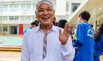 Thí sinh 82 tuổi thi tốt nghiệp THPT 2022: 'Tôi hài lòng với bài thi của mình'