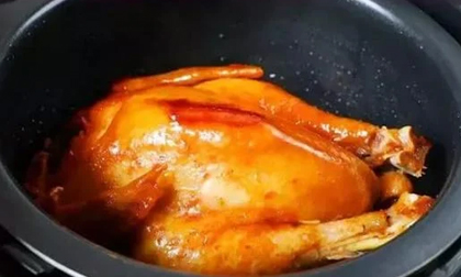 Cho thịt gà vào nồi cơm điện, không cần thêm nước, có ngay món ngon thơm nức