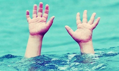 Sẩy chân rơi xuống cống thoát nước, hai chị em đuối nước thương tâm