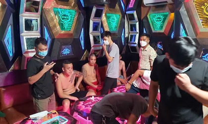 Bắt quả tang nhóm đối tượng đưa ma túy vào quán Karaoke 'bay lắc'