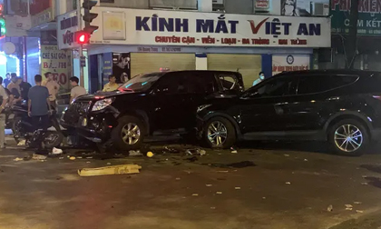 Xác định nguyên nhân ban đầu vụ tai nạn liên hoàn giữa 4 ô tô và 6 xe máy tại Hà Nội
