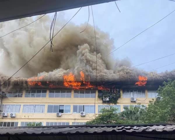 Một buổi sáng, Hà Nội xảy ra 2 vụ cháy lớn - Ảnh 4.