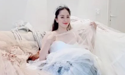 Khánh Thi hạnh phúc khoe 4 bộ váy cưới nặng 40kg mang theo để chụp hình ở Pháp