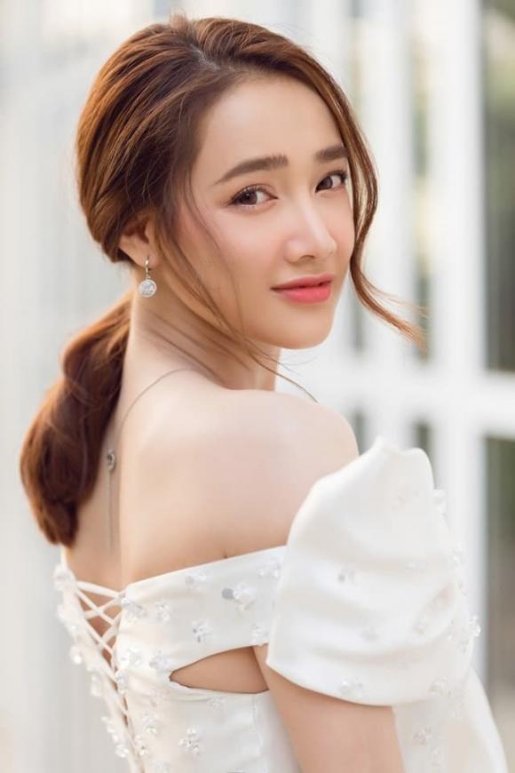 nha-phuong-khien-fan-hoang-hon-vi-bat-ngo-tro-thanh-tham-hoa-trang-diem-ke-chuyen-chong-dua-len-san-khau-catwalk-24-ngoisaovn-w640-h960