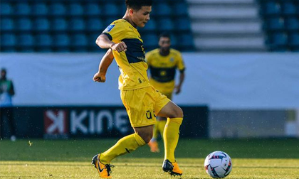 Đằng sau bước tiến của Quang Hải ở Pau FC là “cơn đau đầu” của HLV Didier Tholot