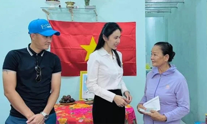Thủy Tiên - Công Vinh đi phát quà sau loạt ồn ào từ thiện, phản ứng của người dân địa phương gây chú ý