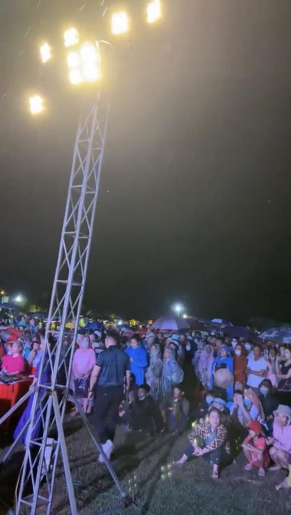 gat-het-scandal-cu-khan-gia-mien-trung-yeu-thuong-don-nhan-su-tro-lai-cua-danh-hai-hoai-linh-bang-cach-rat-nghia-tinh-6-ngoisaovn-w782-h1384