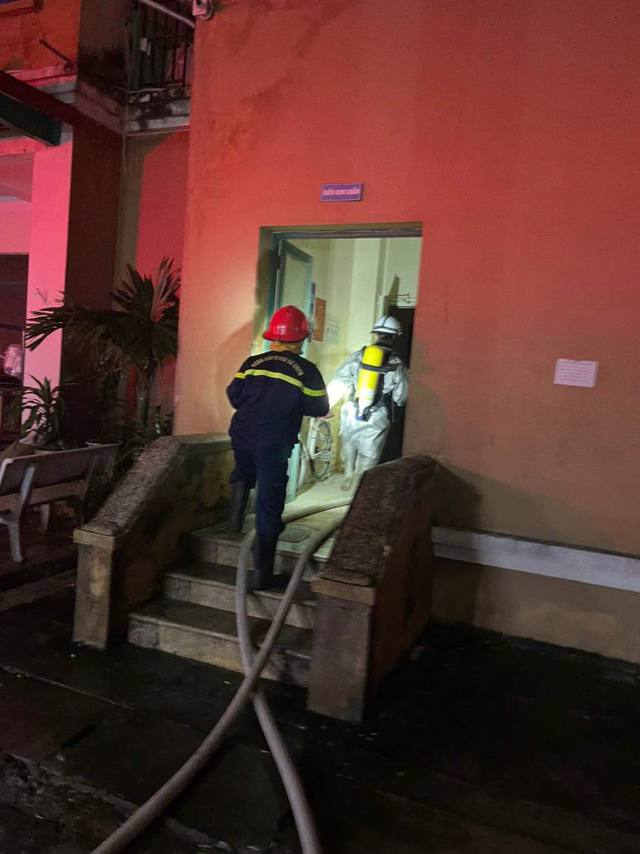 Nhiều người được cứu nạn và hướng dẫn thoát nạn tại vụ cháy chung cư cao tầng - Ảnh 2. Nhiều người được cứu nạn và hướng dẫn thoát nạn tại vụ cháy chung cư cao tầng - Ảnh 2.