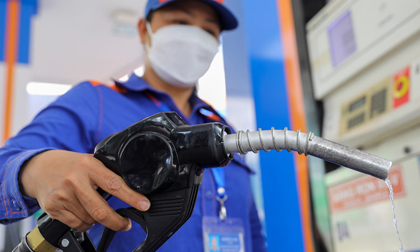 Giá xăng giữ nguyên, tăng giá các mặt hàng dầu
