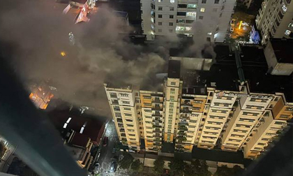Giải cứu 15 người mắc kẹt trong vụ cháy chung cư ở Hà Nội