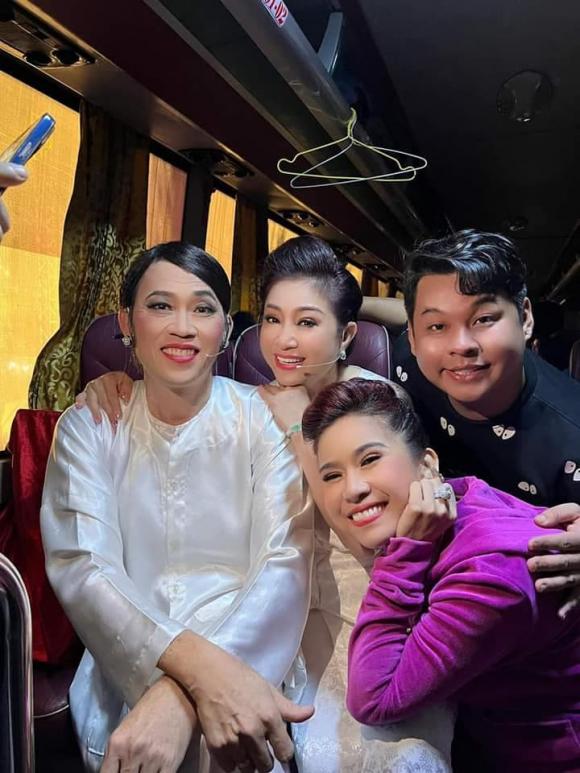 hoai-linh-qua-loi-ke-cua-dong-nghiep-cuc-dang-quy-lai-con-co-luon-danh-hieu-tu-phong-hai-huoc-1-ngoisaovn-w720-h960