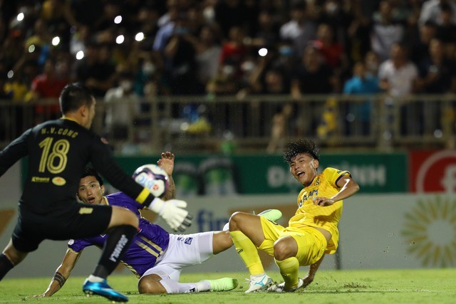 Hà Nội FC đứt mạch toàn thắng, HAGL, Hải Phòng có thêm hi vọng ở cuộc đua vô địch V.League - Ảnh 2. Hà Nội FC đứt mạch toàn thắng, HAGL, Hải Phòng có thêm hi vọng ở cuộc đua vô địch V.League - Ảnh 2.