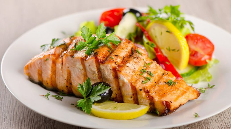 Cá hồi sốt bơ tỏi chanh thơm ngon tại nhà