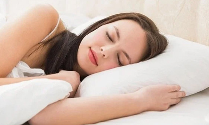 Nằm ngửa hay nằm nghiêng tốt hơn cho sức khỏe? Câu trả lời khiến bạn bất ngờ