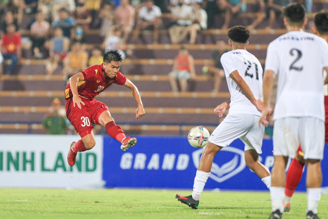 Trước đối thủ 