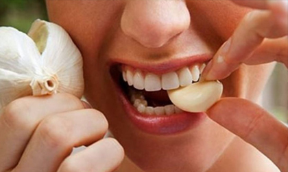 Người phụ nữ 45 tuổi ăn tỏi sống mỗi ngày để kháng viêm và chống ung thư: Sức khỏe sau nửa năm thế nào?