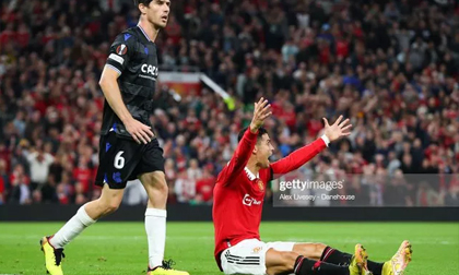 Ronaldo im hơi lặng tiếng, Man United thua đau ngay trên sân nhà