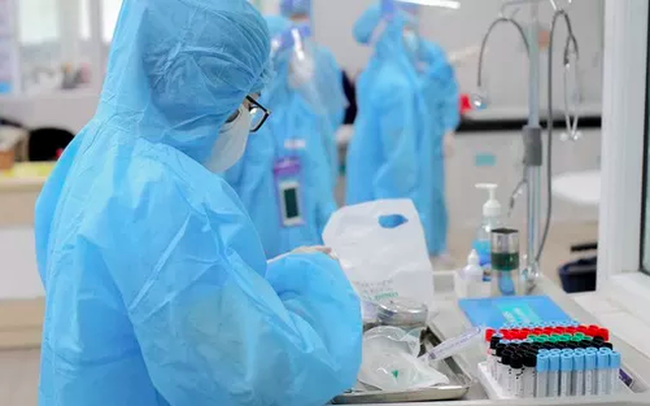 Trung bình có 2.500 ca COVID-19 mỗi ngày, nhiều nước tăng cường tiêm vaccine - Ảnh 1.
