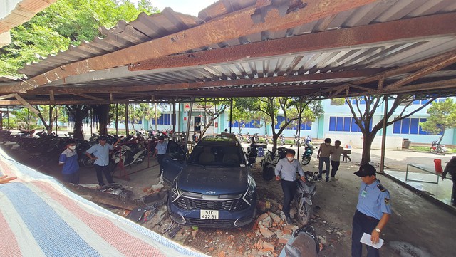 TP.HCM: Ô tô lùi tông thủng tường, 1 người bị thương  - Ảnh 1.