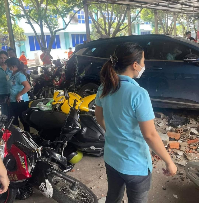 TP.HCM: Ô tô lùi tông thủng tường, 1 người bị thương  - Ảnh 2.