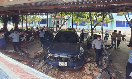 TP.HCM: Ô tô lùi tông thủng tường, lùa nhiều xe máy, 1 người bị thương