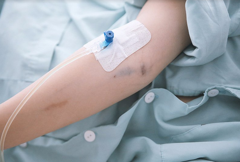 Cách chăm sóc và dùng thuốc khi mắc sốt xuất huyết tại nhà - Ảnh 2.
