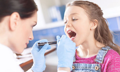 Bác sỹ hướng dẫn cha mẹ cách phòng bệnh tai mũi họng cho trẻ khi giao mùa