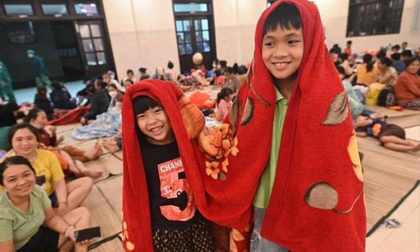 Những hình ảnh ấm lòng người dân trong cơn bão Noru