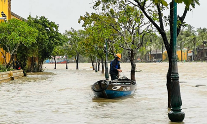 Miền Trung đối mặt mưa lớn phức tạp sau bão NORU, nguy cơ ngập lụt, sạt lở đất
