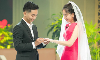 Phan Hiển 'dở khóc dở cười' khi bị bạn thân 'bóc mẽ' chi tiết lạ trong màn cầu hôn Khánh Thi