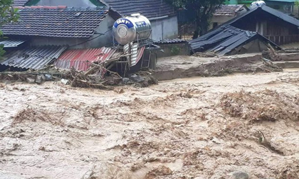 Bé gái 4 tháng tuổi bị lũ quét cuốn trôi ở Nghệ An