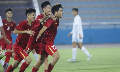 Công Phương 'giảm phong độ', Việt Nam may mắn tăng tốc qua mặt Thái Lan chiếm ngôi đầu