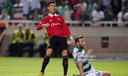 Man United nhọc nhằn thắng đội bóng vô danh, Ronaldo thở dài trong nỗi thất vọng