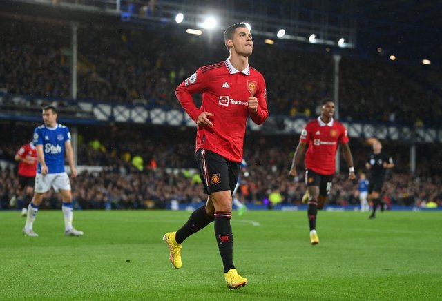 Ronaldo đạt mốc 700 bàn thắng, MU ngược dòng hạ Everton - Ảnh 2.