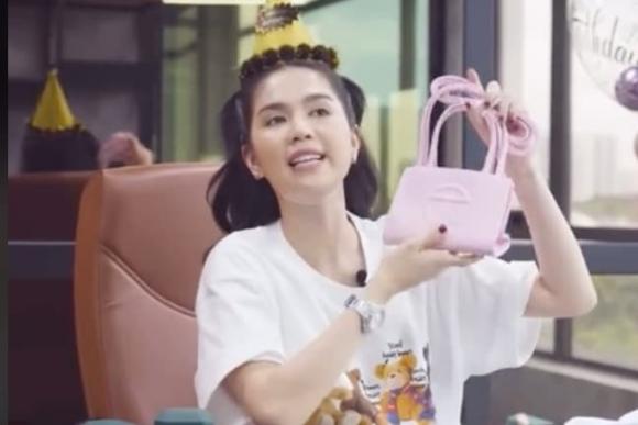 ngoc-trinh-dap-hop-qua-sinh-nhat-hai-mon-cua-dieu-nhi-va-minh-hang-gay-chu-y-1-ngoisaovn-w648-h433