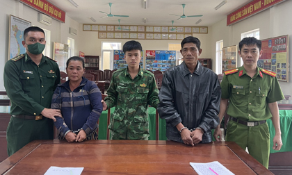 Bắt quả tang 2 đối tượng vận chuyển hơn 1 tạ pháo qua biên giới để lấy tiền công