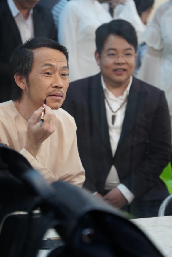 danh-hai-hoai-linh-tu-hoa-mat-di-dien-khi-vua-tu-my-ve-con-moi-me-xem-show-dien-cua-minh-4-ngoisaovn-w1080-h1616