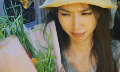 Thùy Tiên 'hết hồn' khi nhận được bó rau muống từ fan khi trở về Việt Nam