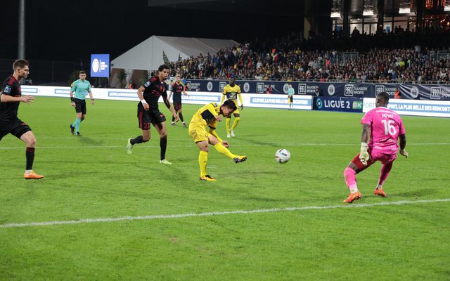 Quang Hải được đồng đội tại Pau FC khen ngợi - Ảnh 1.