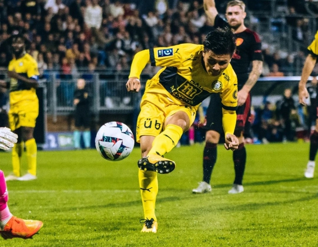 Quang Hải có bàn thắng đầu tiên cho Pau FC.