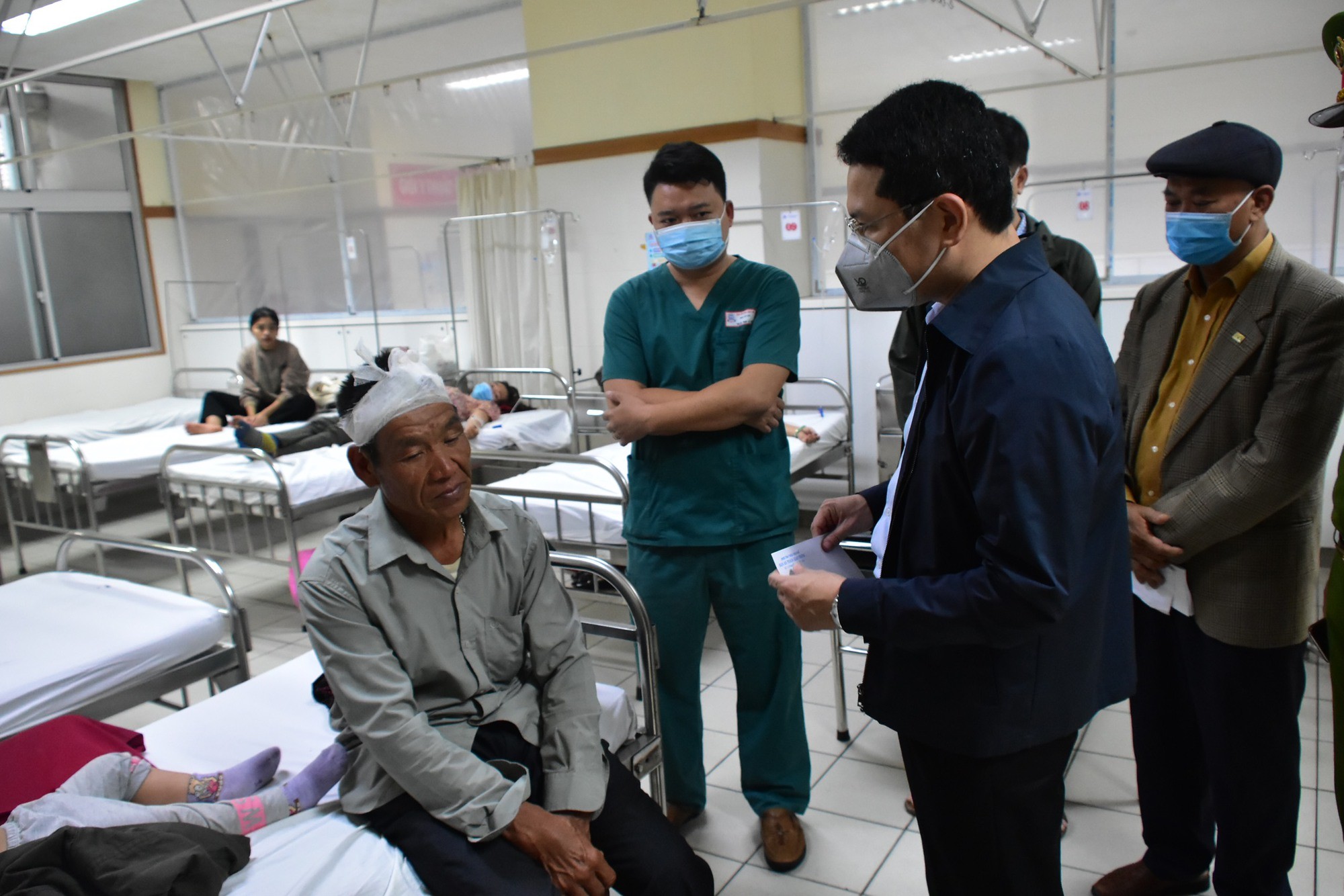 Sức khoẻ 13 người bị thương trong vụ tai nạn nghiêm trọng trên đường tránh Huế hiện ra sao? - Ảnh 2. Sức khoẻ 13 người bị thương trong vụ tai nạn nghiêm trọng trên đường tránh Huế hiện ra sao? - Ảnh 2.