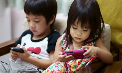 7 dấu hiệu trẻ đang xem điện thoại quá nhiều: Nháy mắt, lệch vai, số 3 mới là nặng nhất