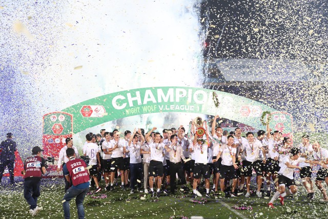 Hà Nội FC đăng quang ngôi vô địch V-League 2022 sớm 1 vòng đấu - Ảnh 1. Hà Nội FC đăng quang ngôi vô địch V-League 2022 sớm 1 vòng đấu - Ảnh 1.